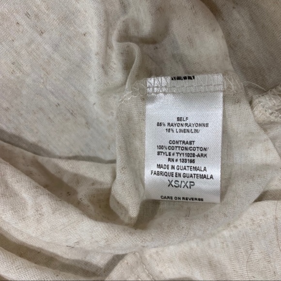 Everleigh Contrast Yoke V-Neck Top - Picture 6 of 7